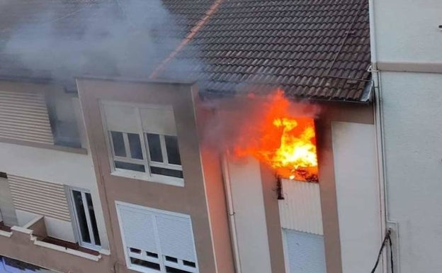 Un incendio en una vivienda de Castro obliga a movilizar a bomberos de Laredo y Santander