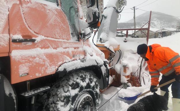 Imagen principal - Liébana sufre los efectos del temporal de nieve y viento