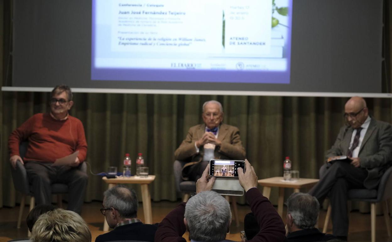 Juan José Fernández Teijeiro, en el centro, flanqueado por Esteban Ruiz y Juan Luis Fernández.