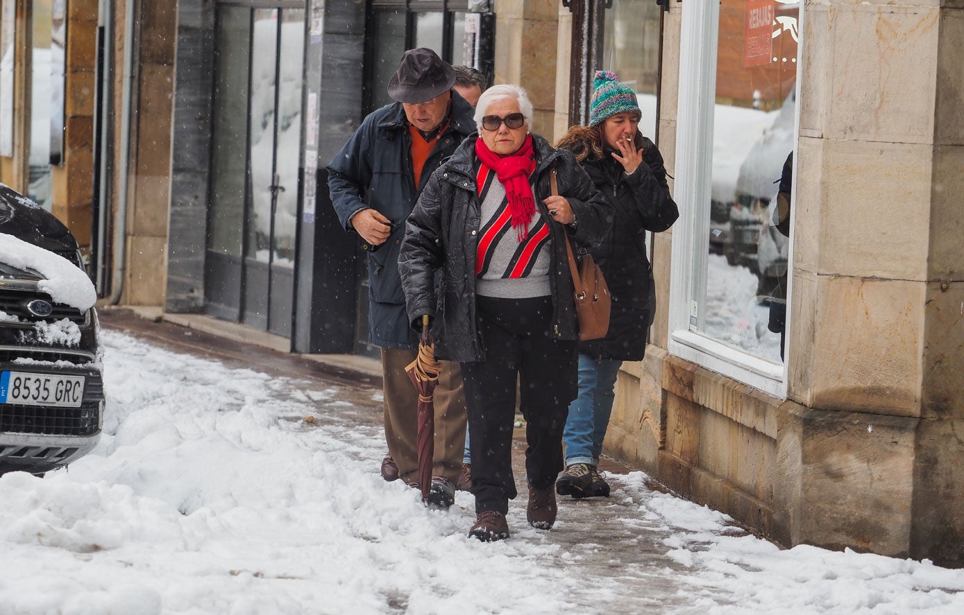 Las calles de Reinosa al fin están nevadas. 