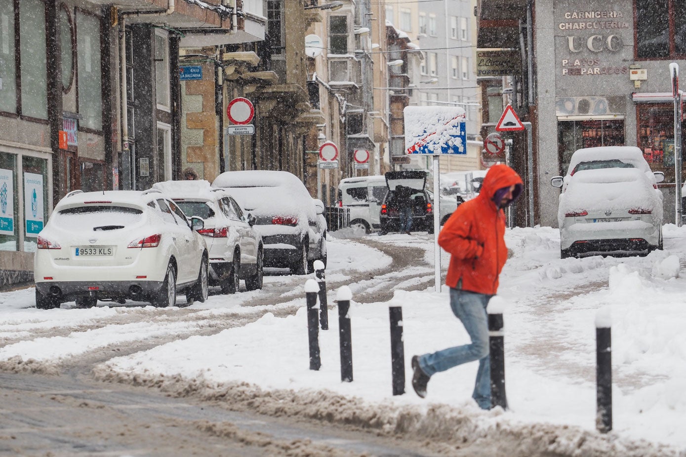 Barro y hielo conviven con la nieve en las calles de Reinosa.