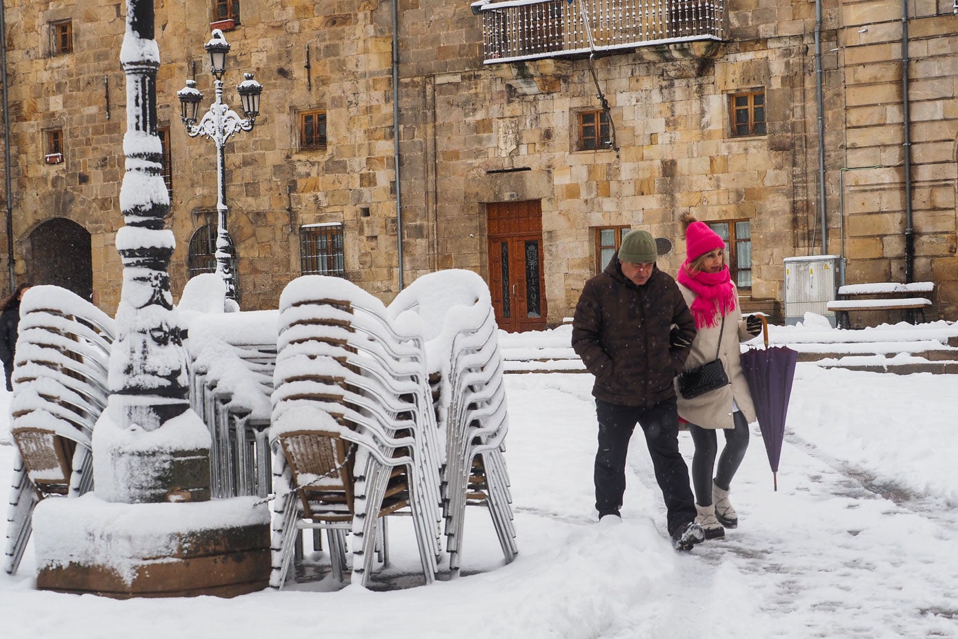 La nieve se acumula en el mobiliario urbano de Reinosa.