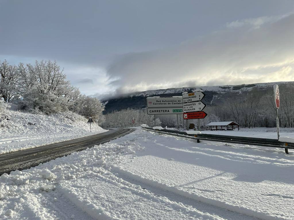 La nieve deja hermosas estampas en Valderredible, aunque complica la circulación en algunas carreteras de la zona.