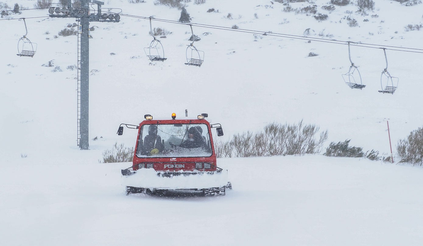 La estación de esquí de Alto Campoo está lista para abrir al público este viernes, 20 de enero. Los espesores alcanzados, de entre 20 y 40 centímetros de nieve polvo, permiten estrenar al fin la temporada. Abrirá al 30%, en un principio, si las condiciones son óptimas, que son cuatro pistas verdes y tres azules que, en total, suponen siete kilómetros esquiables. Además, se pondrán a disposición de los usuarios más de la mitad de los remontes (el 58 por ciento), así como dos telesillas, cuatro telesquíes y la cinta transportadora.