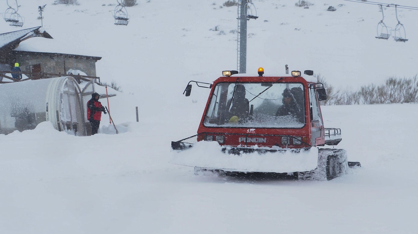 La estación de esquí de Alto Campoo está lista para abrir al público este viernes, 20 de enero. Los espesores alcanzados, de entre 20 y 40 centímetros de nieve polvo, permiten estrenar al fin la temporada. Abrirá al 30%, en un principio, si las condiciones son óptimas, que son cuatro pistas verdes y tres azules que, en total, suponen siete kilómetros esquiables. Además, se pondrán a disposición de los usuarios más de la mitad de los remontes (el 58 por ciento), así como dos telesillas, cuatro telesquíes y la cinta transportadora.