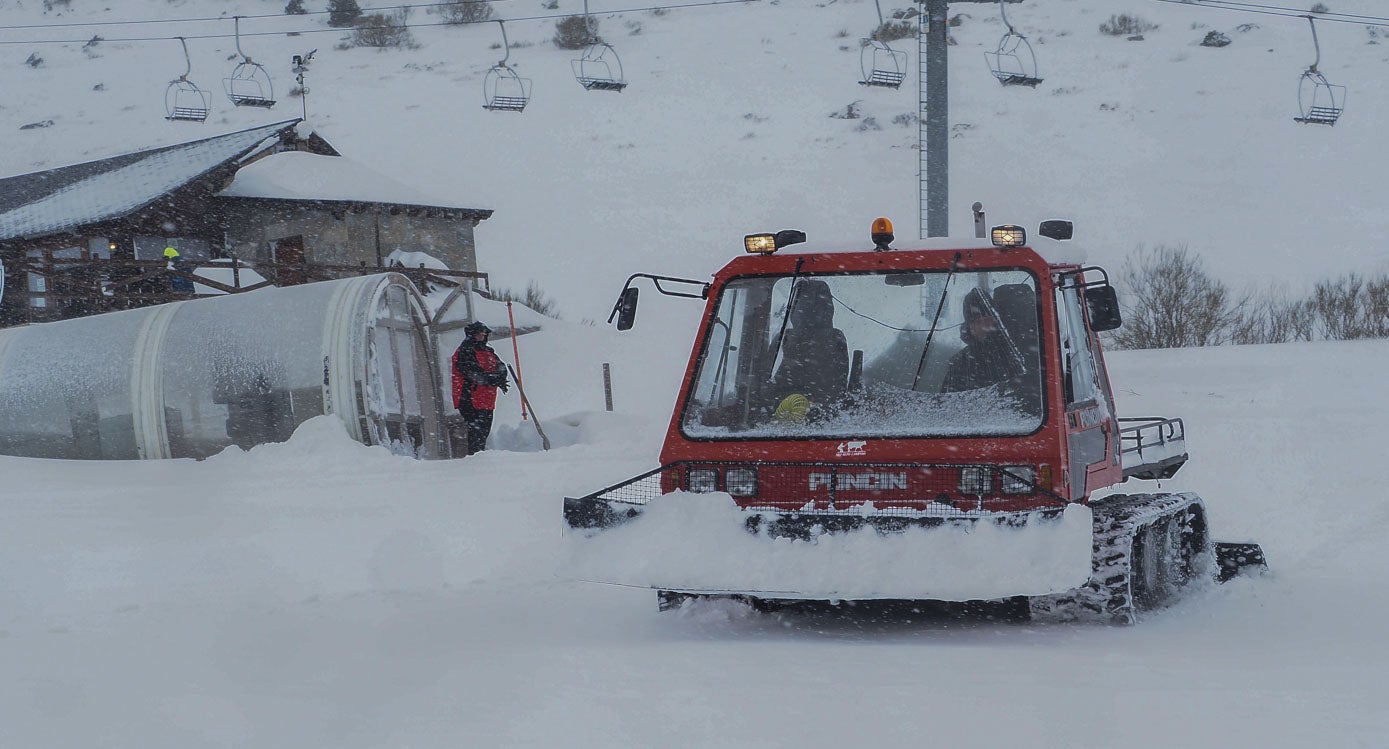 La estación de esquí de Alto Campoo está lista para abrir al público este viernes, 20 de enero. Los espesores alcanzados, de entre 20 y 40 centímetros de nieve polvo, permiten estrenar al fin la temporada. Abrirá al 30%, en un principio, si las condiciones son óptimas, que son cuatro pistas verdes y tres azules que, en total, suponen siete kilómetros esquiables. Además, se pondrán a disposición de los usuarios más de la mitad de los remontes (el 58 por ciento), así como dos telesillas, cuatro telesquíes y la cinta transportadora.