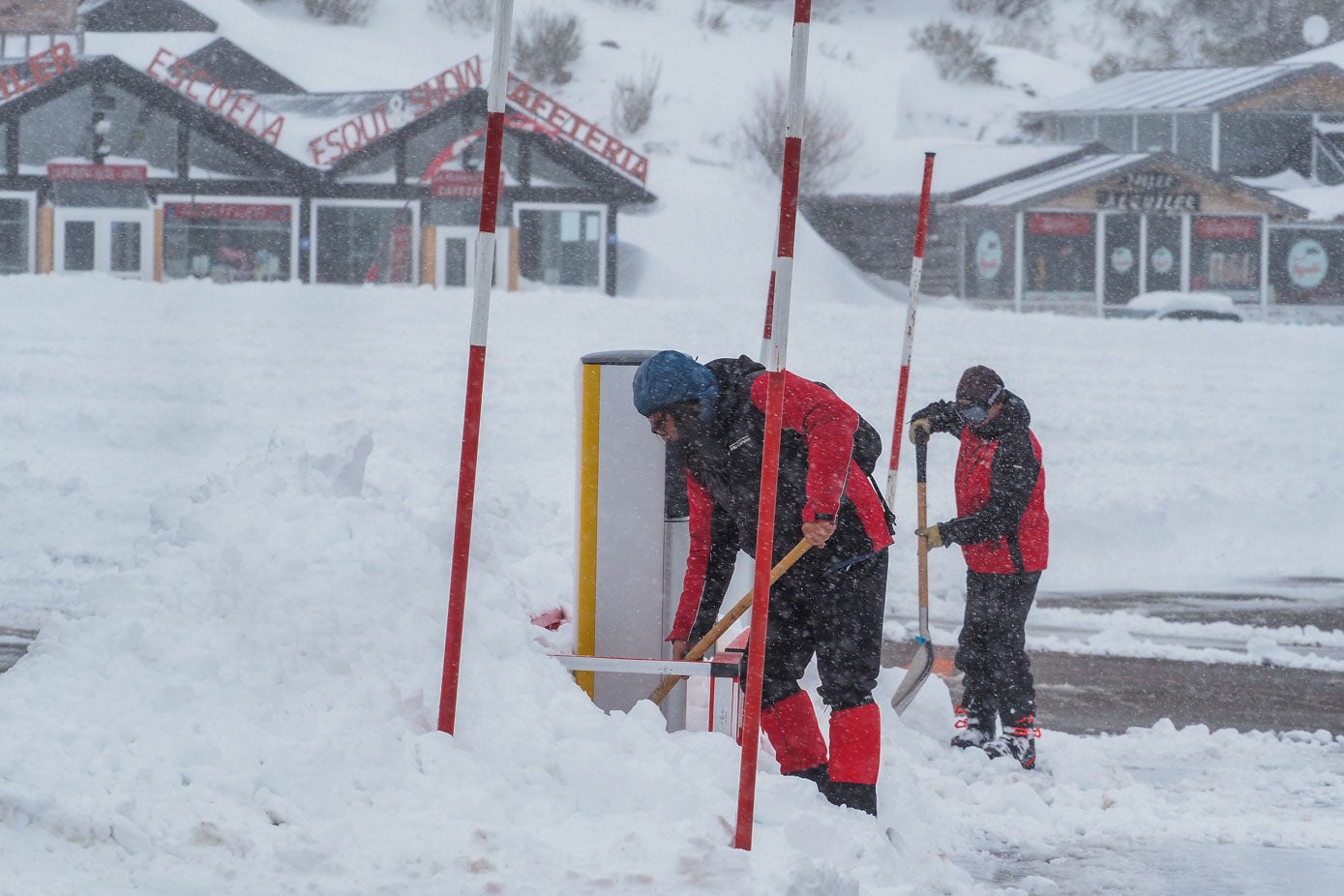 La estación de esquí de Alto Campoo está lista para abrir al público este viernes, 20 de enero. Los espesores alcanzados, de entre 20 y 40 centímetros de nieve polvo, permiten estrenar al fin la temporada. Abrirá al 30%, en un principio, si las condiciones son óptimas, que son cuatro pistas verdes y tres azules que, en total, suponen siete kilómetros esquiables. Además, se pondrán a disposición de los usuarios más de la mitad de los remontes (el 58 por ciento), así como dos telesillas, cuatro telesquíes y la cinta transportadora.