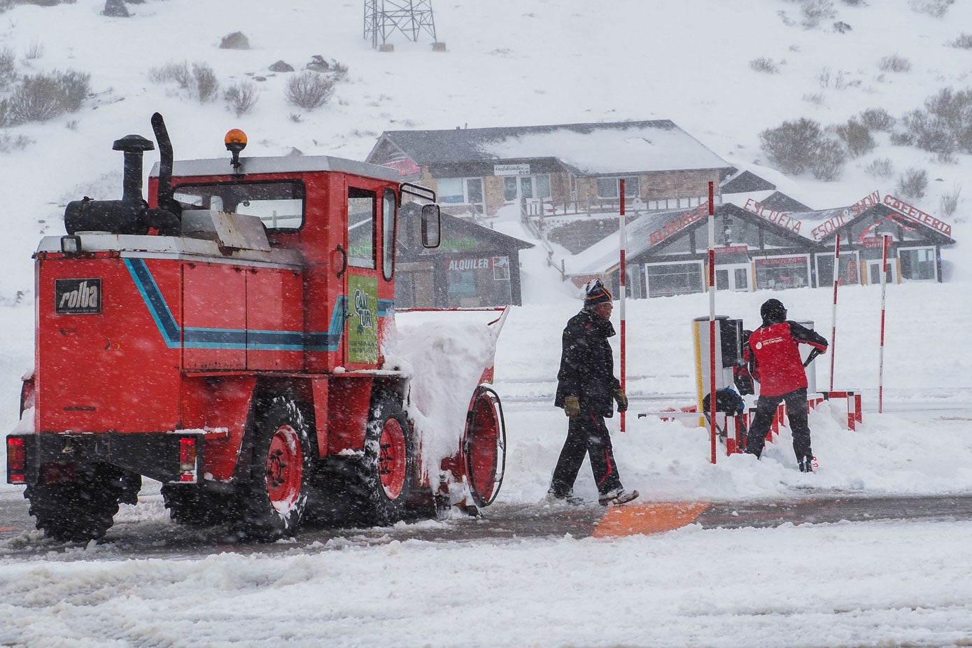 La estación de esquí de Alto Campoo está lista para abrir al público este viernes, 20 de enero. Los espesores alcanzados, de entre 20 y 40 centímetros de nieve polvo, permiten estrenar al fin la temporada. Abrirá al 30%, en un principio, si las condiciones son óptimas, que son cuatro pistas verdes y tres azules que, en total, suponen siete kilómetros esquiables. Además, se pondrán a disposición de los usuarios más de la mitad de los remontes (el 58 por ciento), así como dos telesillas, cuatro telesquíes y la cinta transportadora.