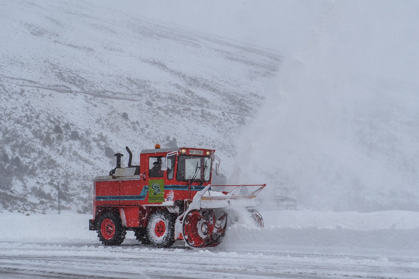 La estación de esquí de Alto Campoo está lista para abrir al público este viernes, 20 de enero. Los espesores alcanzados, de entre 20 y 40 centímetros de nieve polvo, permiten estrenar al fin la temporada. Abrirá al 30%, en un principio, si las condiciones son óptimas, que son cuatro pistas verdes y tres azules que, en total, suponen siete kilómetros esquiables. Además, se pondrán a disposición de los usuarios más de la mitad de los remontes (el 58 por ciento), así como dos telesillas, cuatro telesquíes y la cinta transportadora.