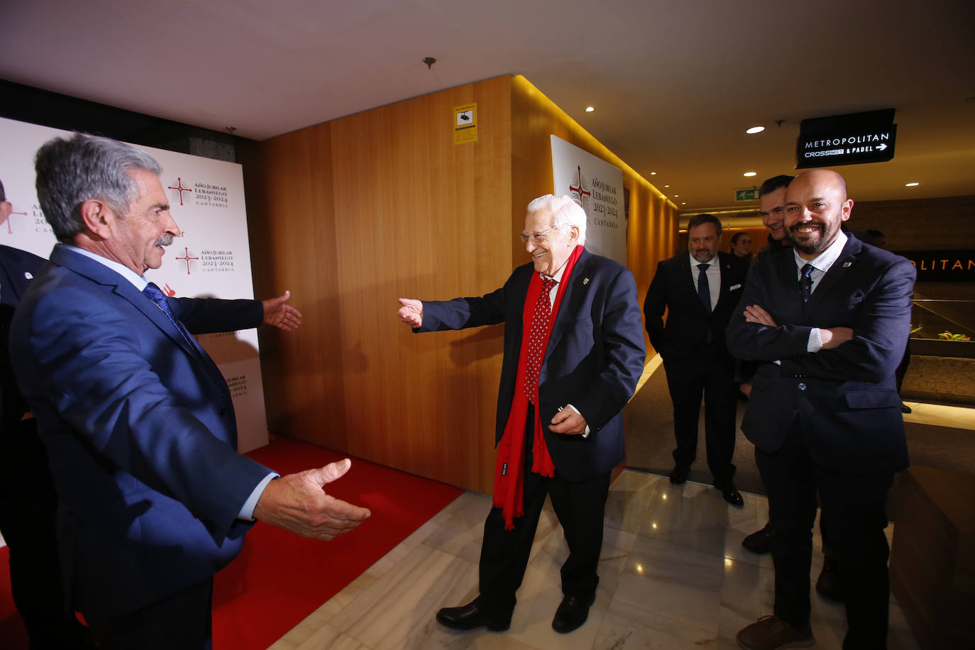 Revilla recibiendo al padre Ángel con un abrazo.