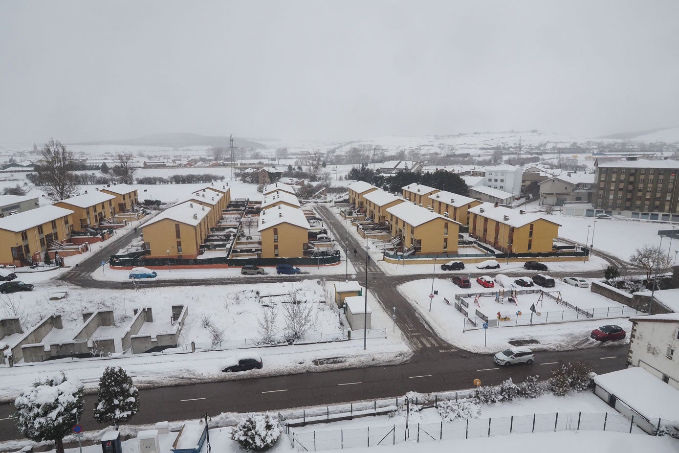 Fotos: Los campurrianos reciben la nieve con alegría