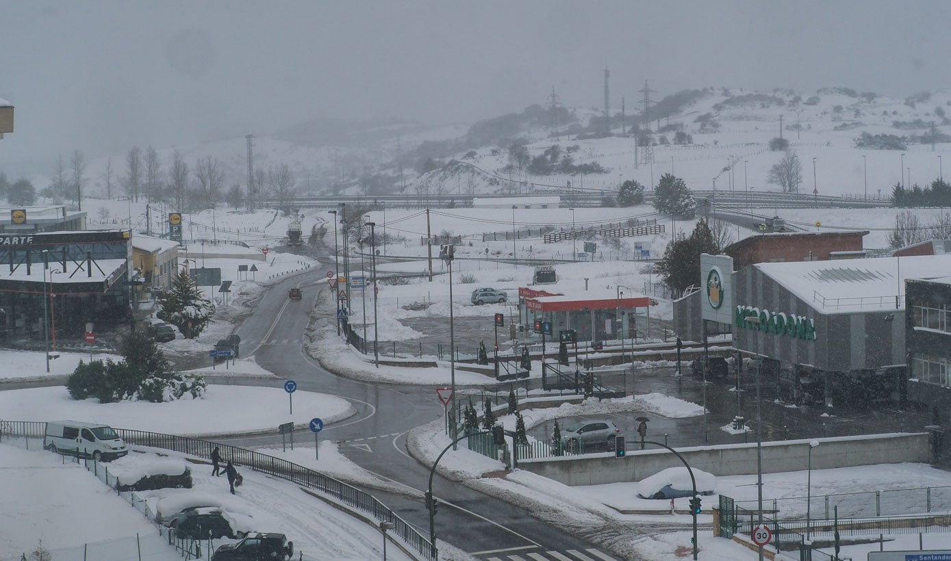 Fotos: Los campurrianos reciben la nieve con alegría