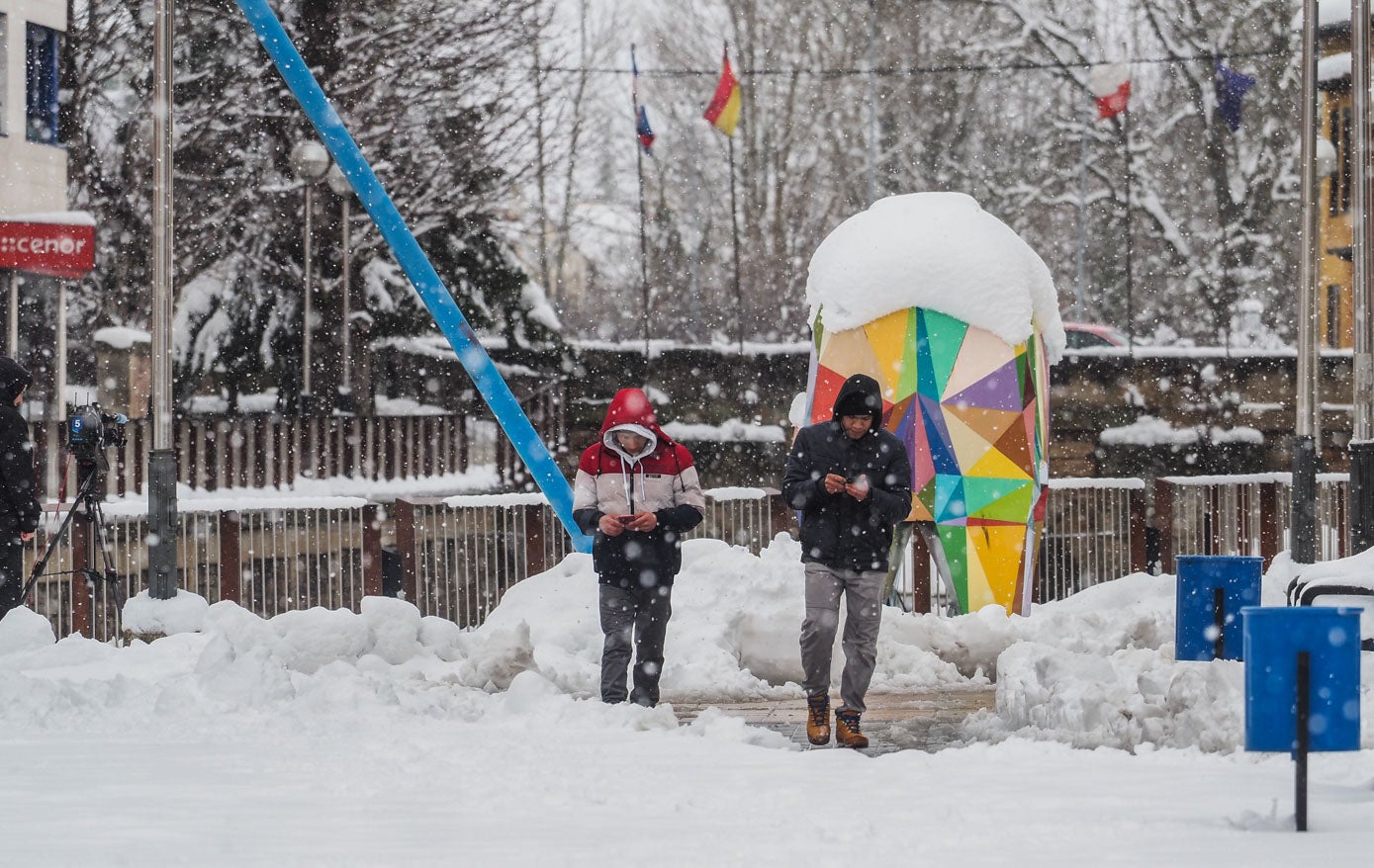 Fotos: Los campurrianos reciben la nieve con alegría