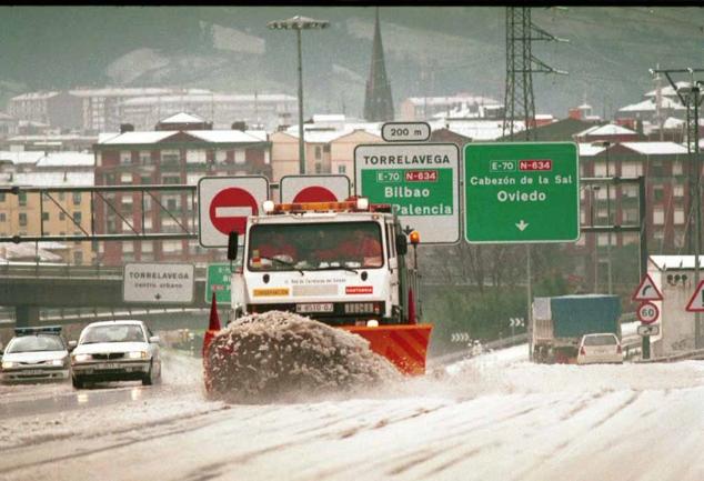 Sí, una máquinta quitanieves en la A-67, a la altura de Torrelavega. La red de carreteras de Cantabria fue la más perjudicada por el temporal de 1999. Cientos de camioneros quedaron atrapados sin poder circular y multitud de vías se vieron colapsadas.