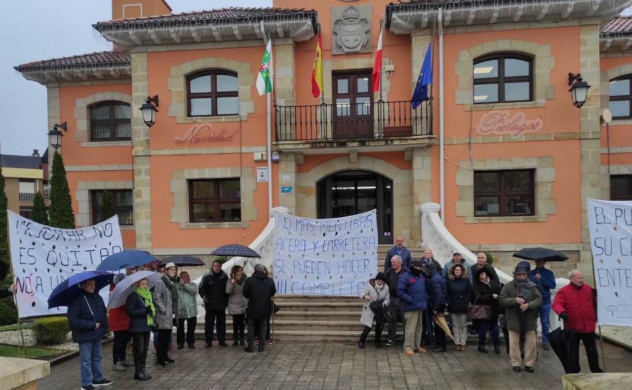 Los vecinos se concentraron frente al Ayuntamiento de Piélagos y tienen previsto volverlo a hacer el próximo 3 de febrero. 