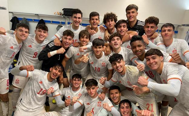 La selección española sub18 celebró la victoria en el vestuario.