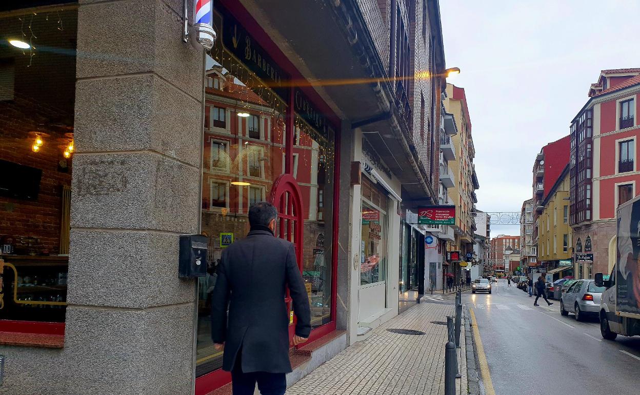 Un vecino camina por la calle Augusto González Linares.