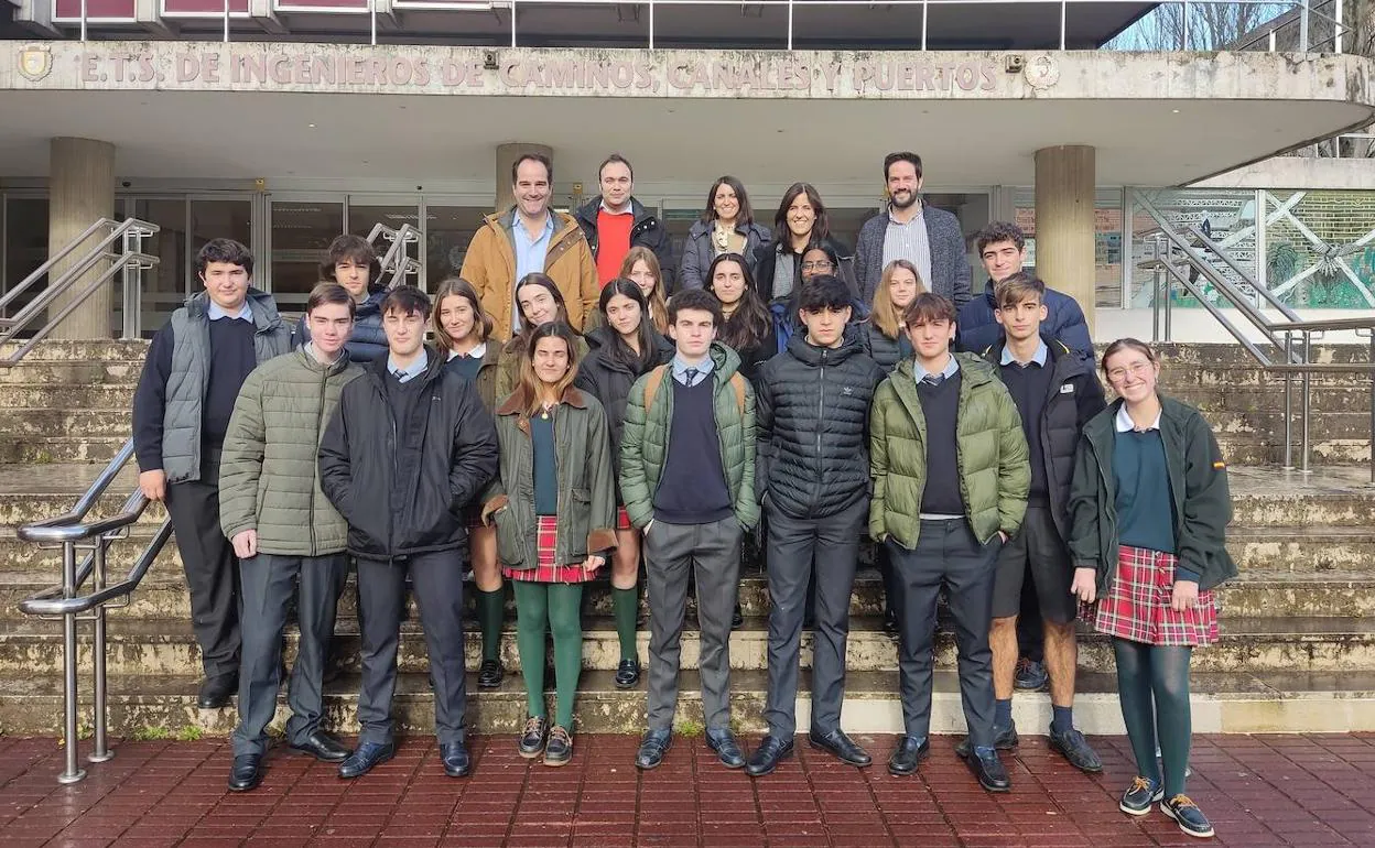 Alumnos del Colegio Torrevelo-Peñalabra antes de visitar las oficinas de Trowelapp