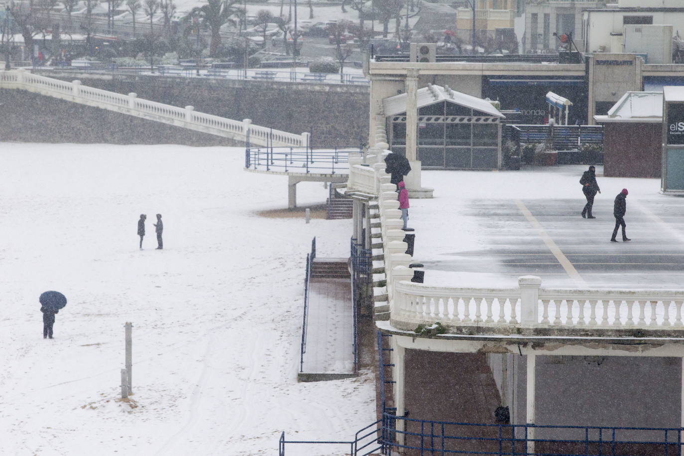 Otra muestra más de cómo nevó al nivel del mar aquel invierno de 2018. La fotografía está tomada en la Primera Playa de El Sardinero, que cambió la arena por la nieve.