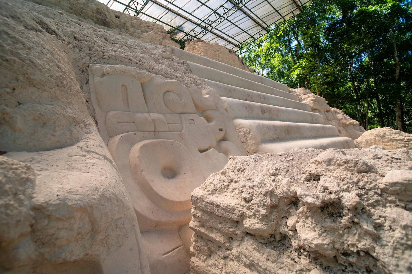 Un grupo de geólogos ha descubierto al norte del país unos restos de la civilización maya que han estado ocultos durante siglos bajo la penumbra de una selva tropical. Entre el vasto manto verde de la selva emerge, entre otras, la cresta de la Danta, una de las pirámides más grandes del mundo ubicada en la megaciudad maya El Mirador