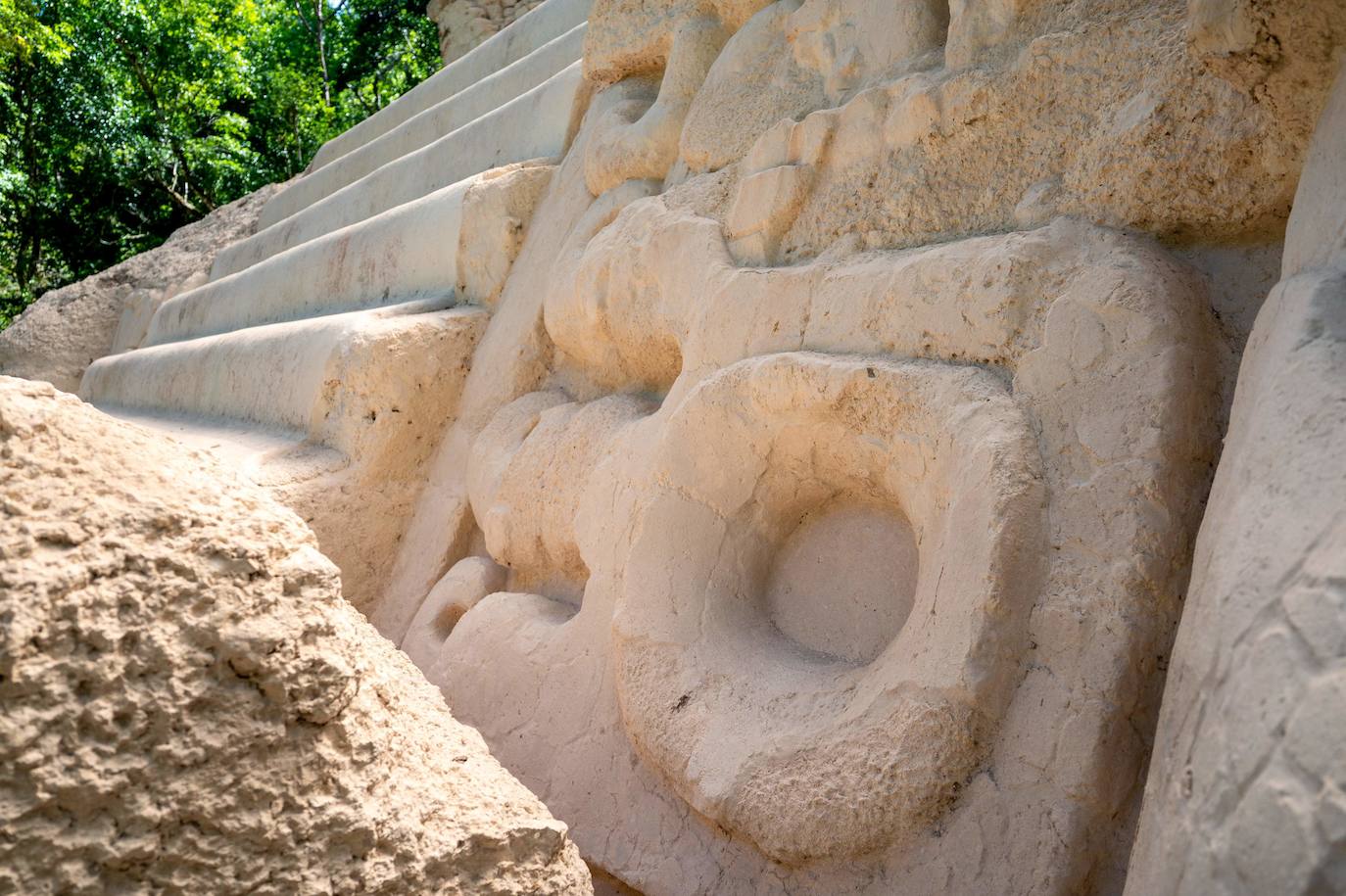 Un grupo de geólogos ha descubierto al norte del país unos restos de la civilización maya que han estado ocultos durante siglos bajo la penumbra de una selva tropical. Entre el vasto manto verde de la selva emerge, entre otras, la cresta de la Danta, una de las pirámides más grandes del mundo ubicada en la megaciudad maya El Mirador