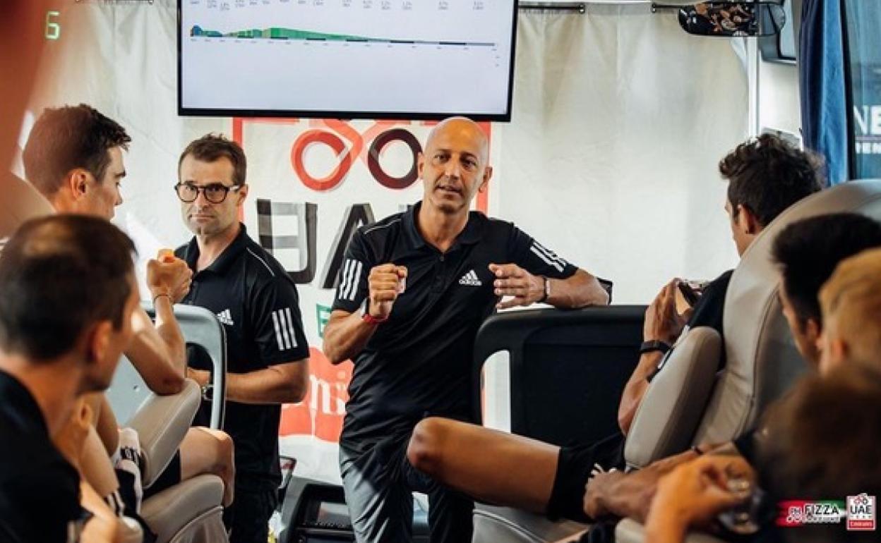 Josean Fernández Matxin, durante una charla técnica con sus corredores del UAE Team Emirates. 