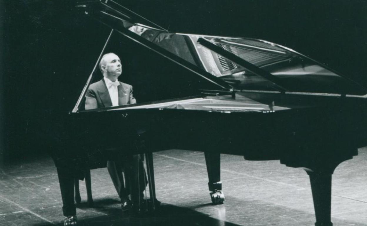 El pianista santanderino, en plena actuación en el Palacio de Festivales, dos años antes de su muerte.