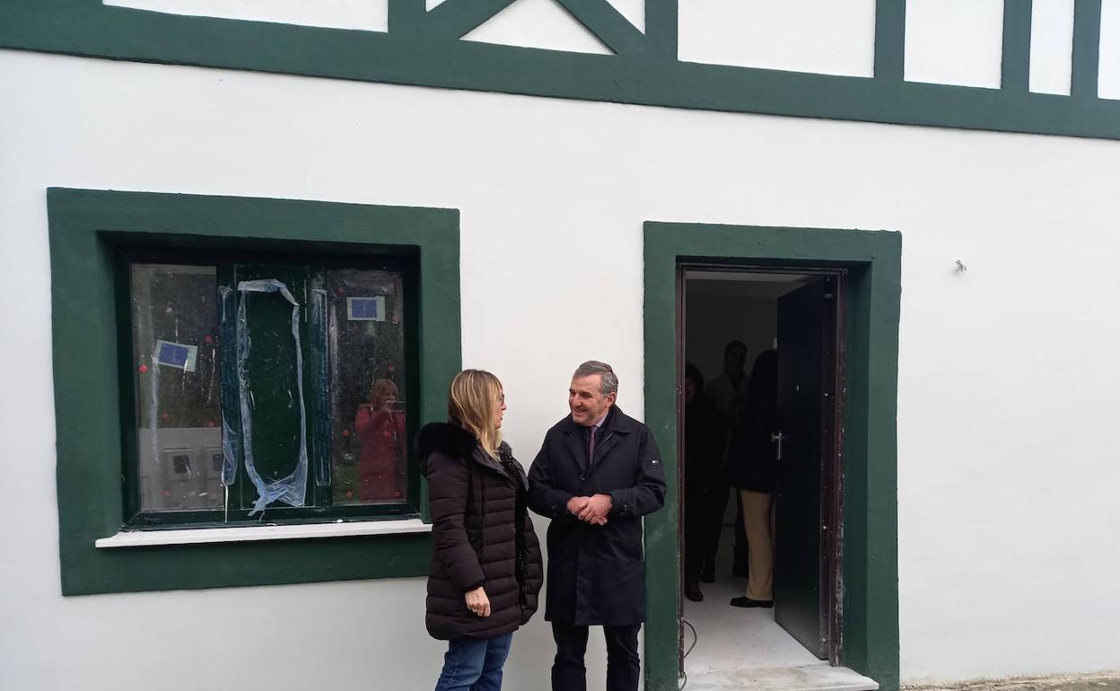 La consejera de Empleo y Políticas Sociales, Eugenia Gómez, y el alcalde de Bezana, Alberto García Onandía, visitaron las obras que se están llevando a cabo en la Casa de los Maestros, en Maoño. 