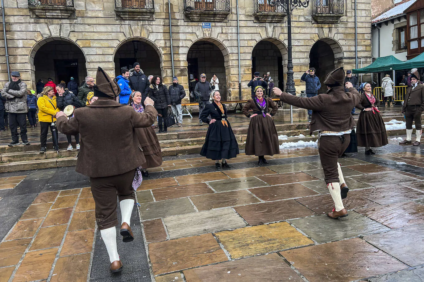 Los bailes tradicionales han dado el pistolezado de salida a la XXX edición del Concurso de Ollas Ferroviarias del Ayuntamiento de Reinosa.