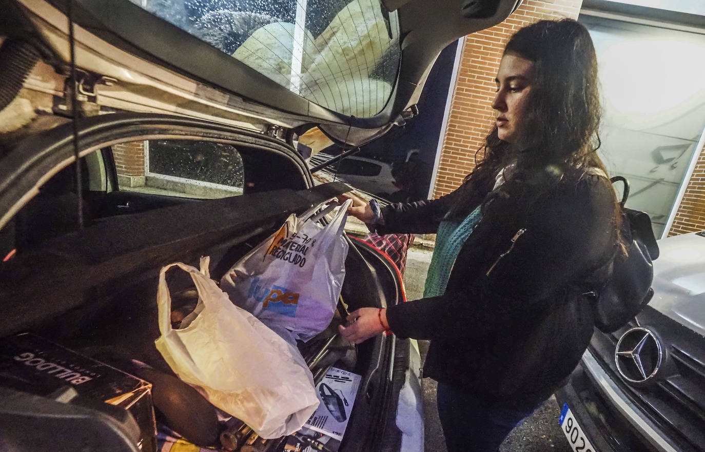 Compra para una persona. Ana Marcos, que vive sola, guarda las bolsas del supermercado en el maletero. x