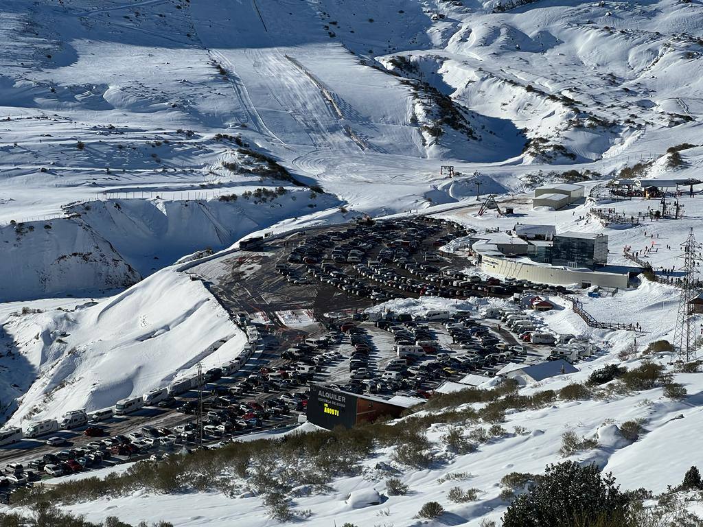 El aparcamiento casi se ha llenado este primer sábado con la estación de Alto Campoo que ha abierto el 30% de las pistas.