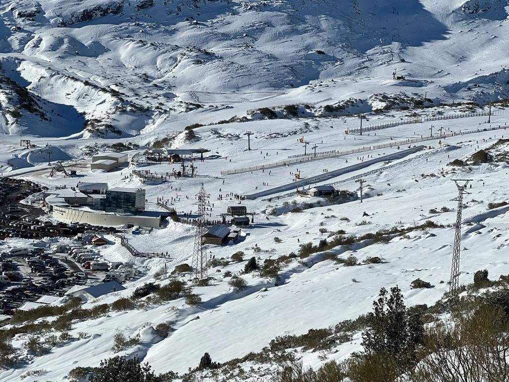 Los primeros esquiadores disfrutaron de la recién inaugurada apertura de la temporada.