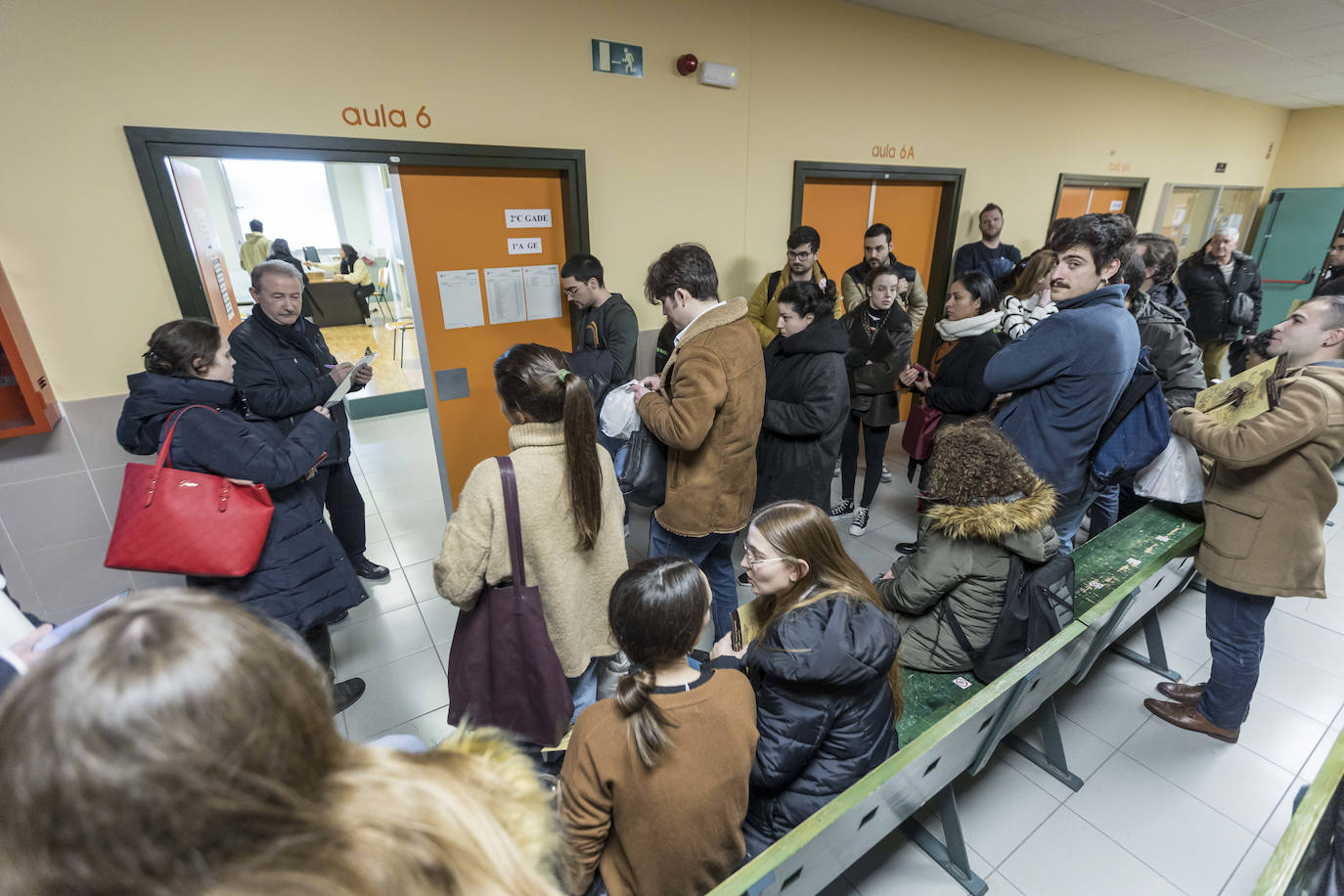 Las puertas de la Facultad de Ciencias Económicas y Derecho se abrieron este sábado para los alumnos que se presentaban al examen de Formación Sanitaria Especializada (para Medicina, Enfermería, Farmacia o Psicología) 