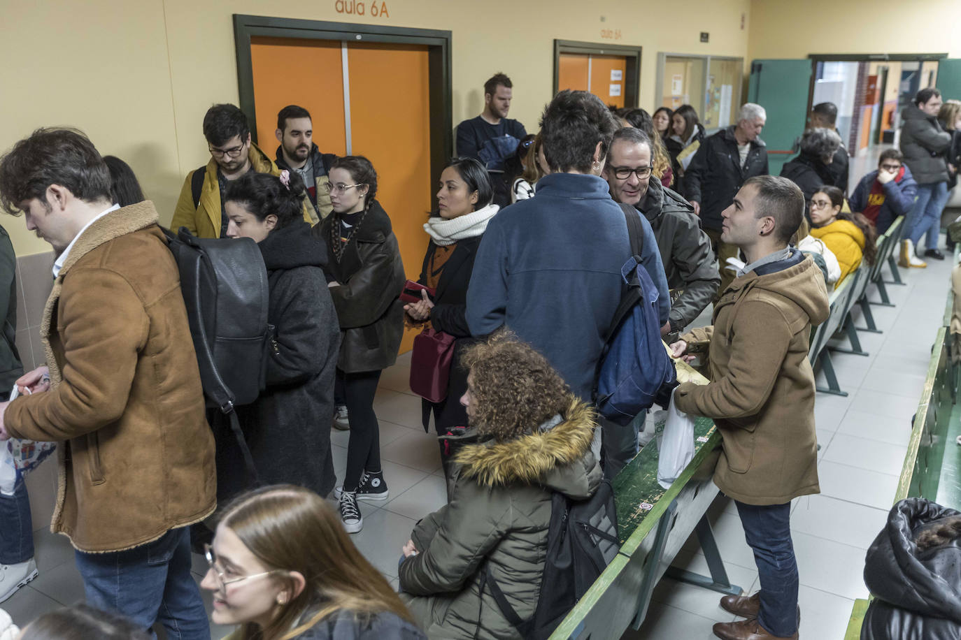 Las puertas de la Facultad de Ciencias Económicas y Derecho se abrieron este sábado para los alumnos que se presentaban al examen de Formación Sanitaria Especializada (para Medicina, Enfermería, Farmacia o Psicología) 