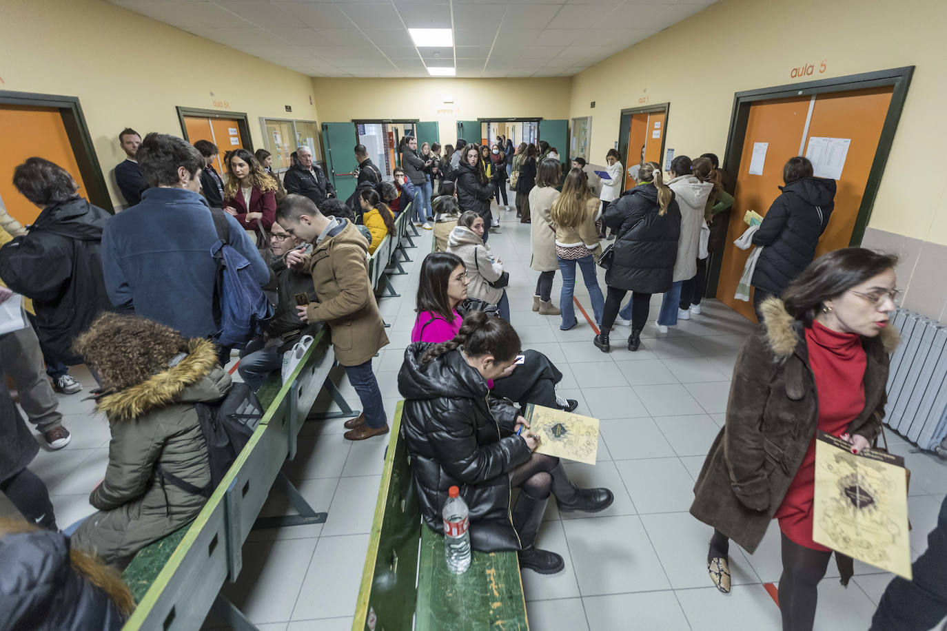 Las puertas de la Facultad de Ciencias Económicas y Derecho se abrieron este sábado para los alumnos que se presentaban al examen de Formación Sanitaria Especializada (para Medicina, Enfermería, Farmacia o Psicología) 