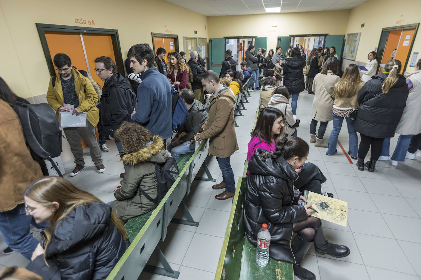 Las puertas de la Facultad de Ciencias Económicas y Derecho se abrieron este sábado para los alumnos que se presentaban al examen de Formación Sanitaria Especializada (para Medicina, Enfermería, Farmacia o Psicología) 