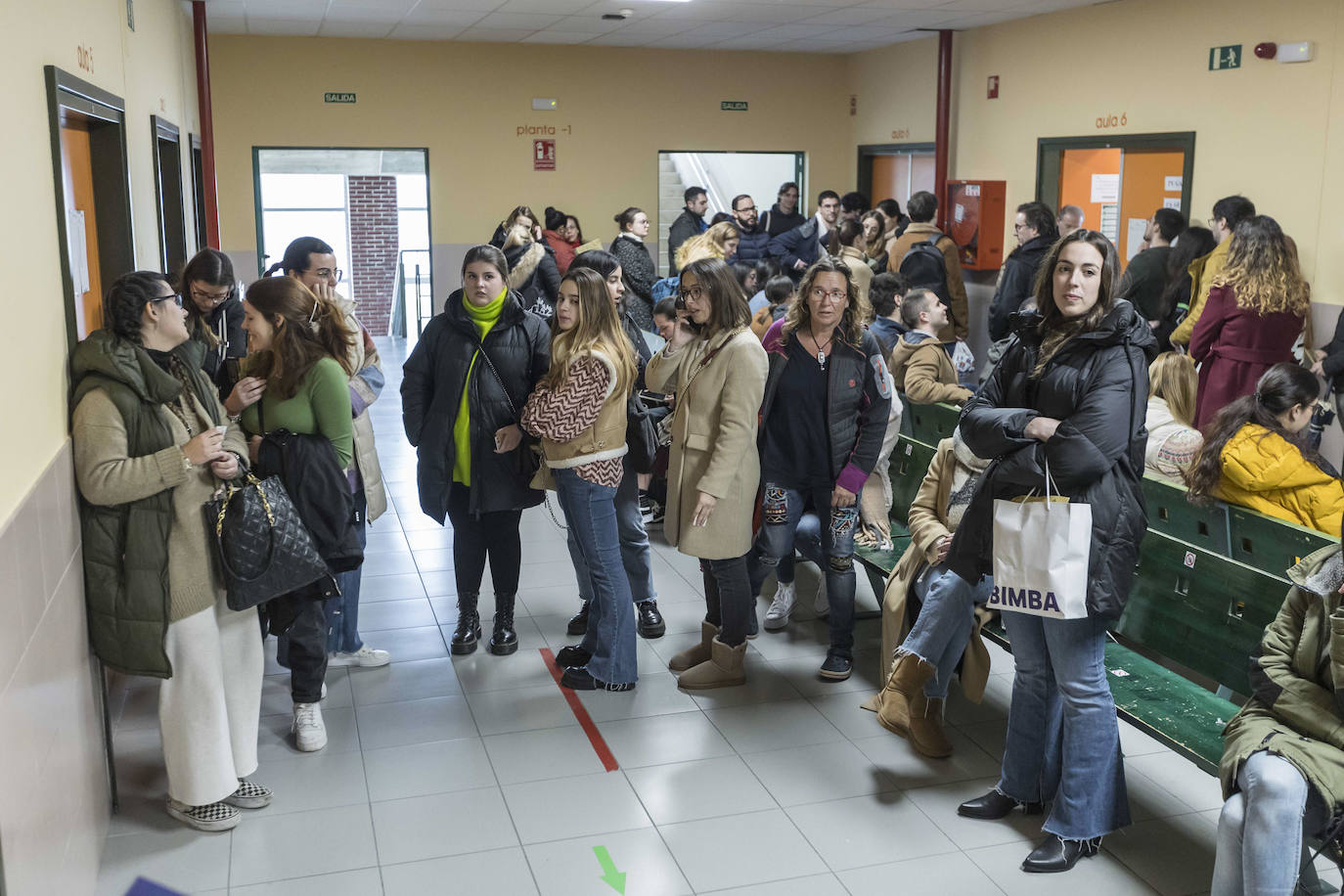 Las puertas de la Facultad de Ciencias Económicas y Derecho se abrieron este sábado para los alumnos que se presentaban al examen de Formación Sanitaria Especializada (para Medicina, Enfermería, Farmacia o Psicología) 