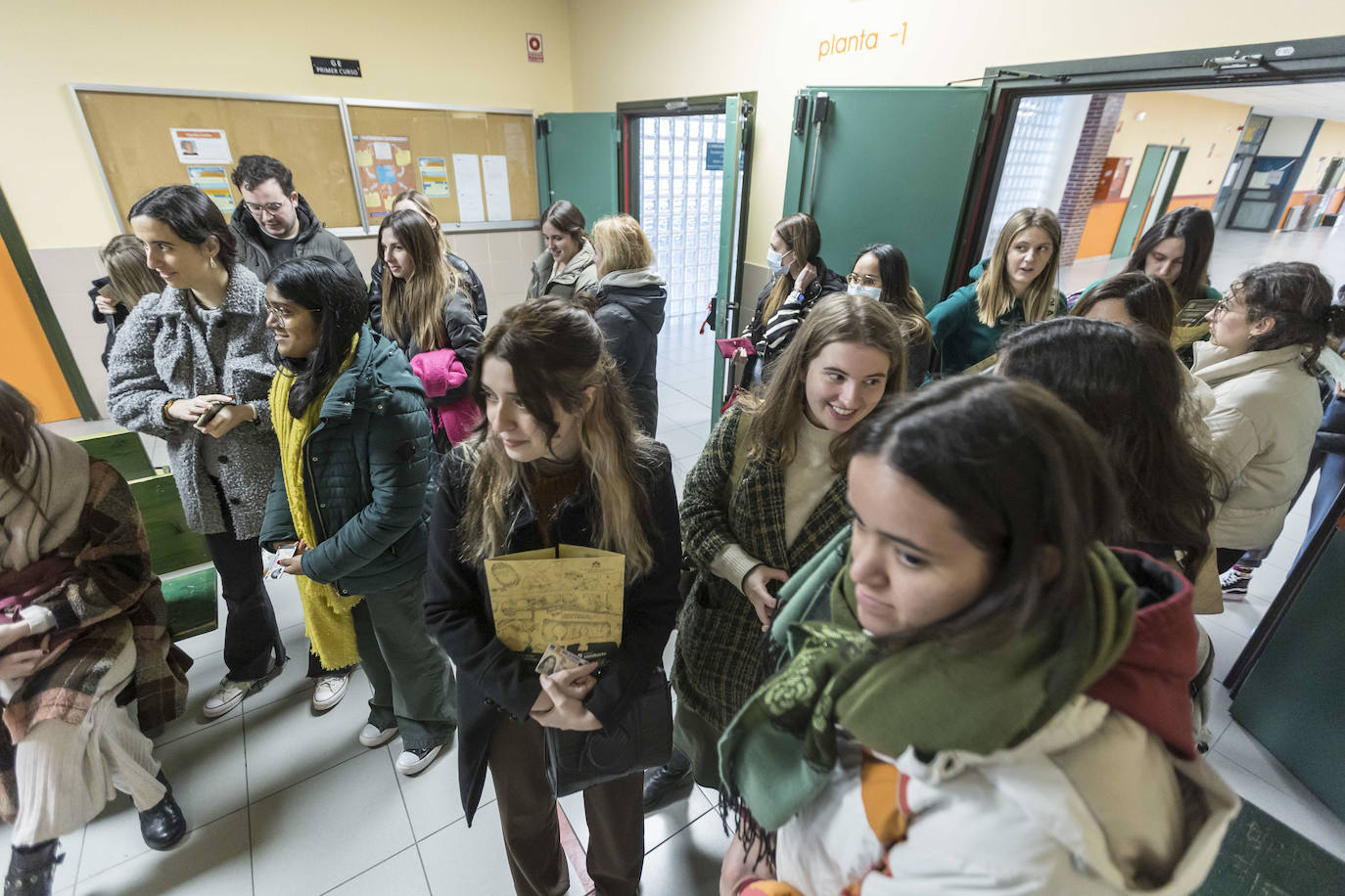 Las puertas de la Facultad de Ciencias Económicas y Derecho se abrieron este sábado para los alumnos que se presentaban al examen de Formación Sanitaria Especializada (para Medicina, Enfermería, Farmacia o Psicología) 