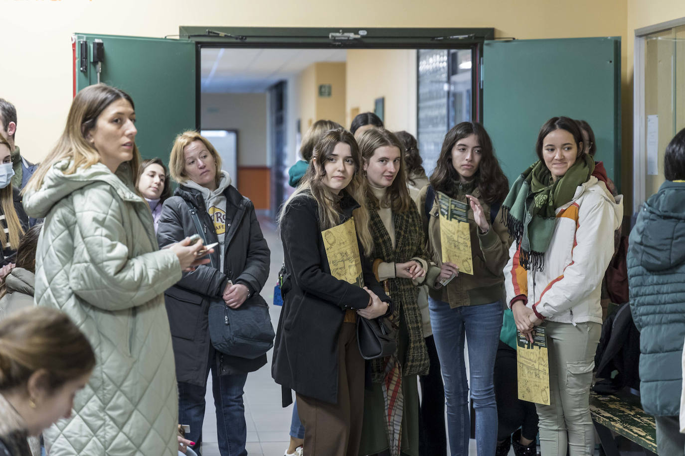 Las puertas de la Facultad de Ciencias Económicas y Derecho se abrieron este sábado para los alumnos que se presentaban al examen de Formación Sanitaria Especializada (para Medicina, Enfermería, Farmacia o Psicología) 