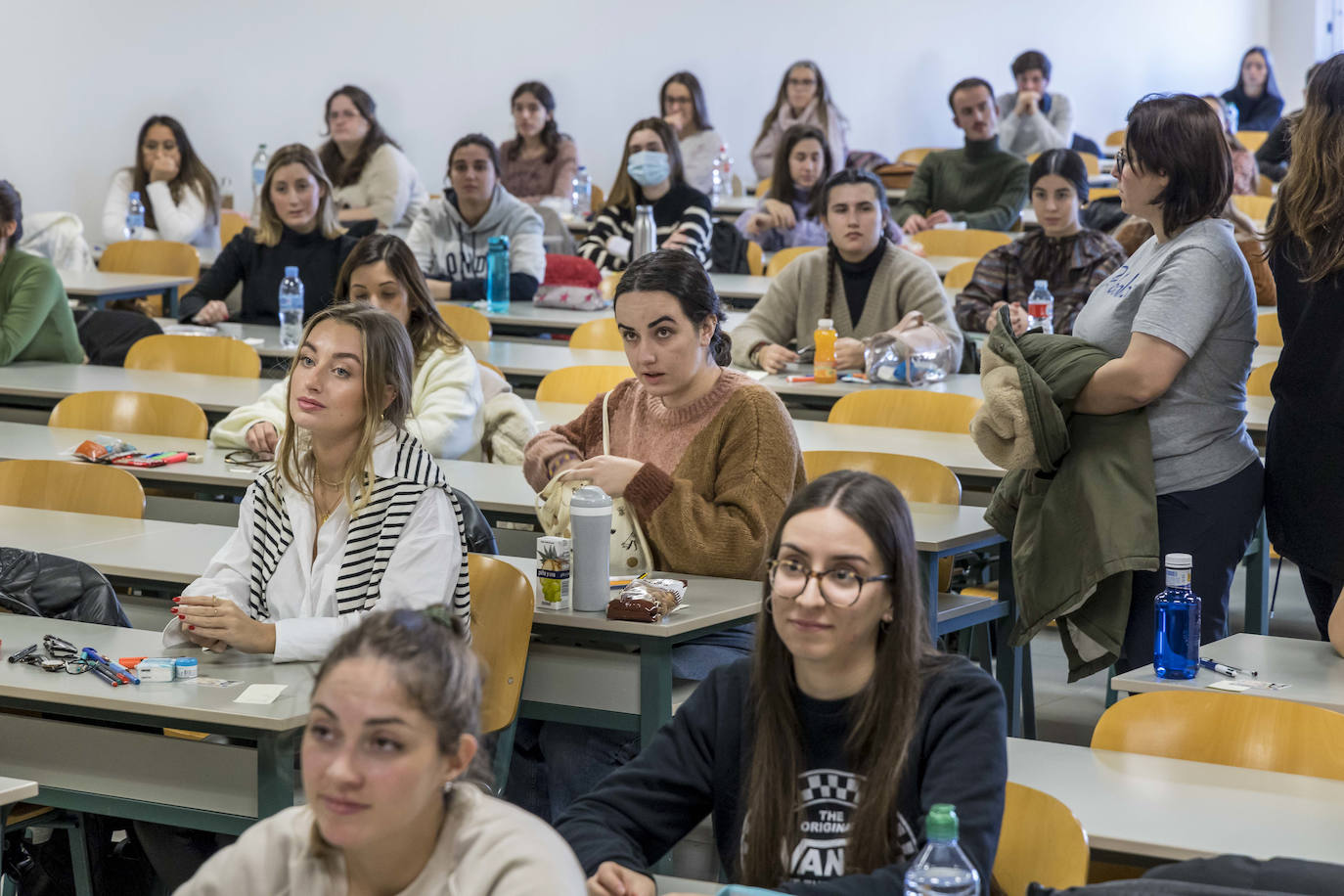 Las puertas de la Facultad de Ciencias Económicas y Derecho se abrieron este sábado para los alumnos que se presentaban al examen de Formación Sanitaria Especializada (para Medicina, Enfermería, Farmacia o Psicología) 