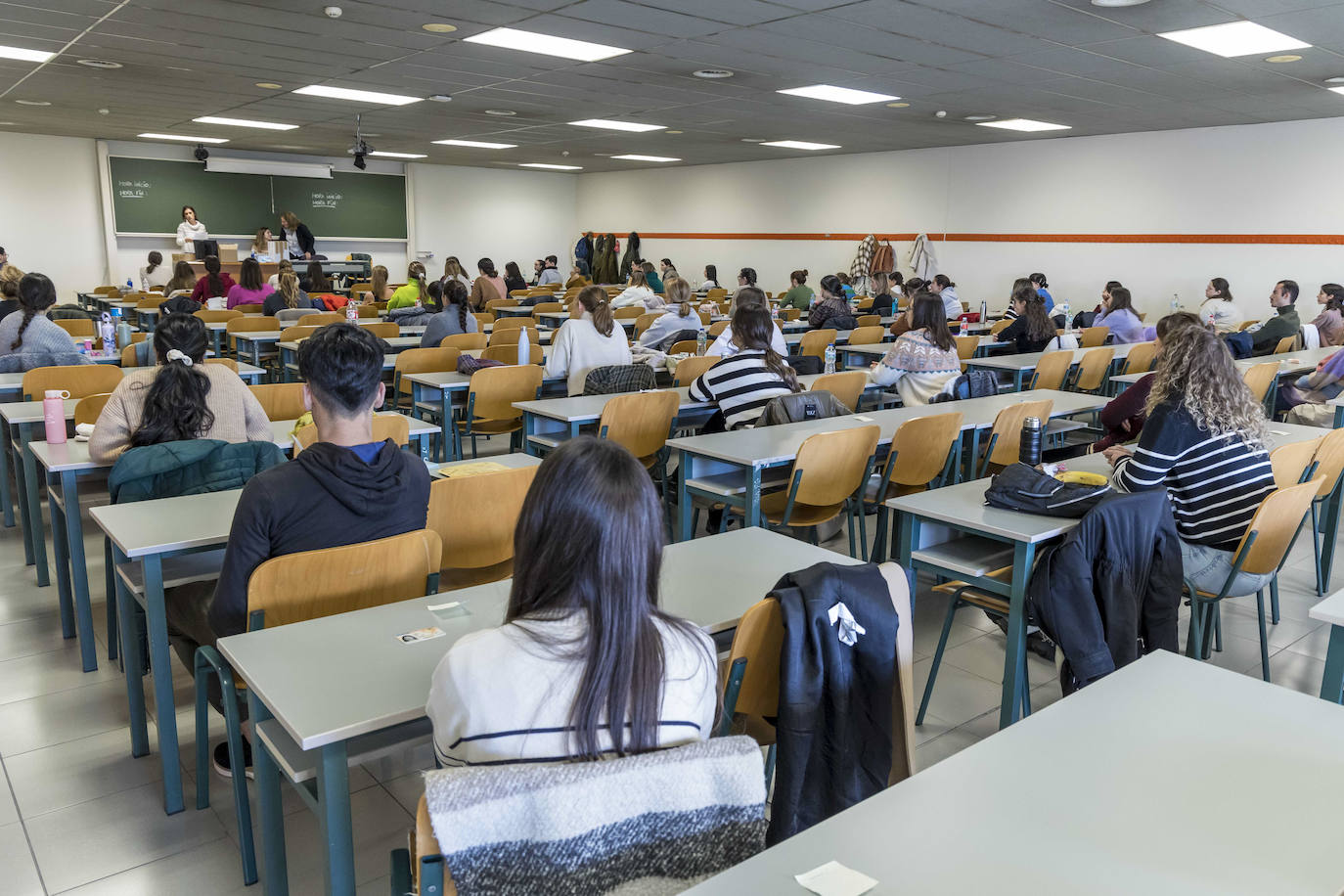 Las puertas de la Facultad de Ciencias Económicas y Derecho se abrieron este sábado para los alumnos que se presentaban al examen de Formación Sanitaria Especializada (para Medicina, Enfermería, Farmacia o Psicología) 