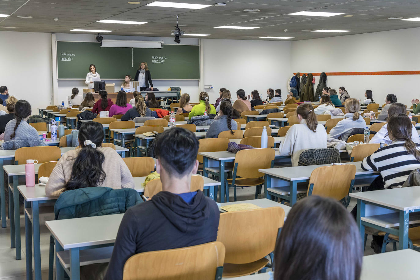 Las puertas de la Facultad de Ciencias Económicas y Derecho se abrieron este sábado para los alumnos que se presentaban al examen de Formación Sanitaria Especializada (para Medicina, Enfermería, Farmacia o Psicología) 