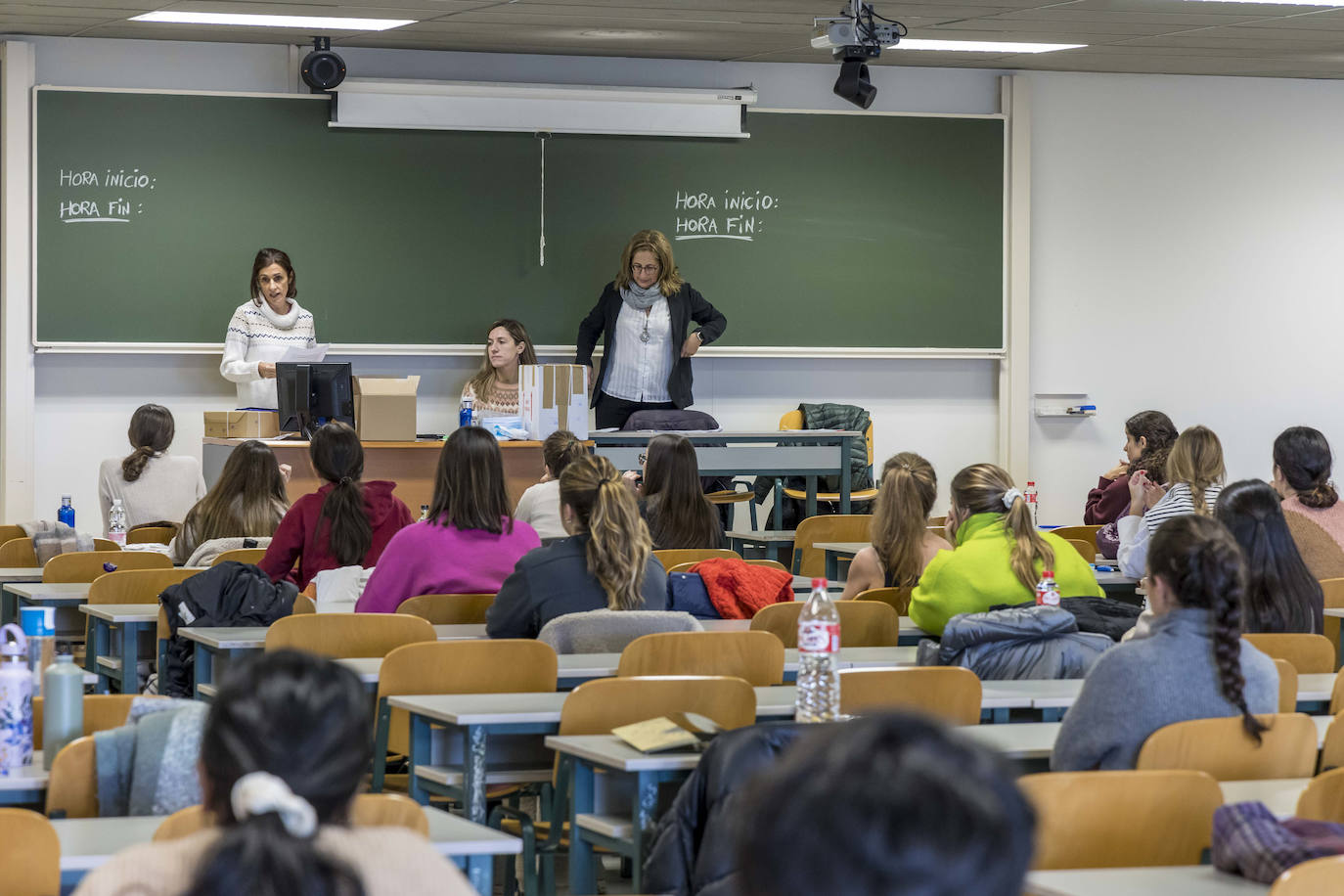 Las puertas de la Facultad de Ciencias Económicas y Derecho se abrieron este sábado para los alumnos que se presentaban al examen de Formación Sanitaria Especializada (para Medicina, Enfermería, Farmacia o Psicología) 