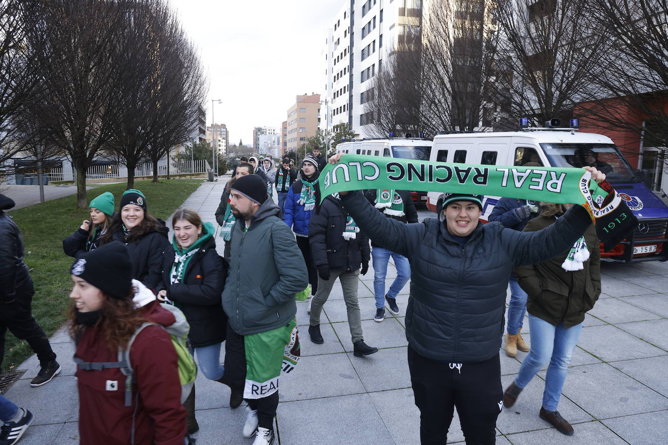 Fotos: La afición del Racing calienta en Vitoria para el partido de las 21.00