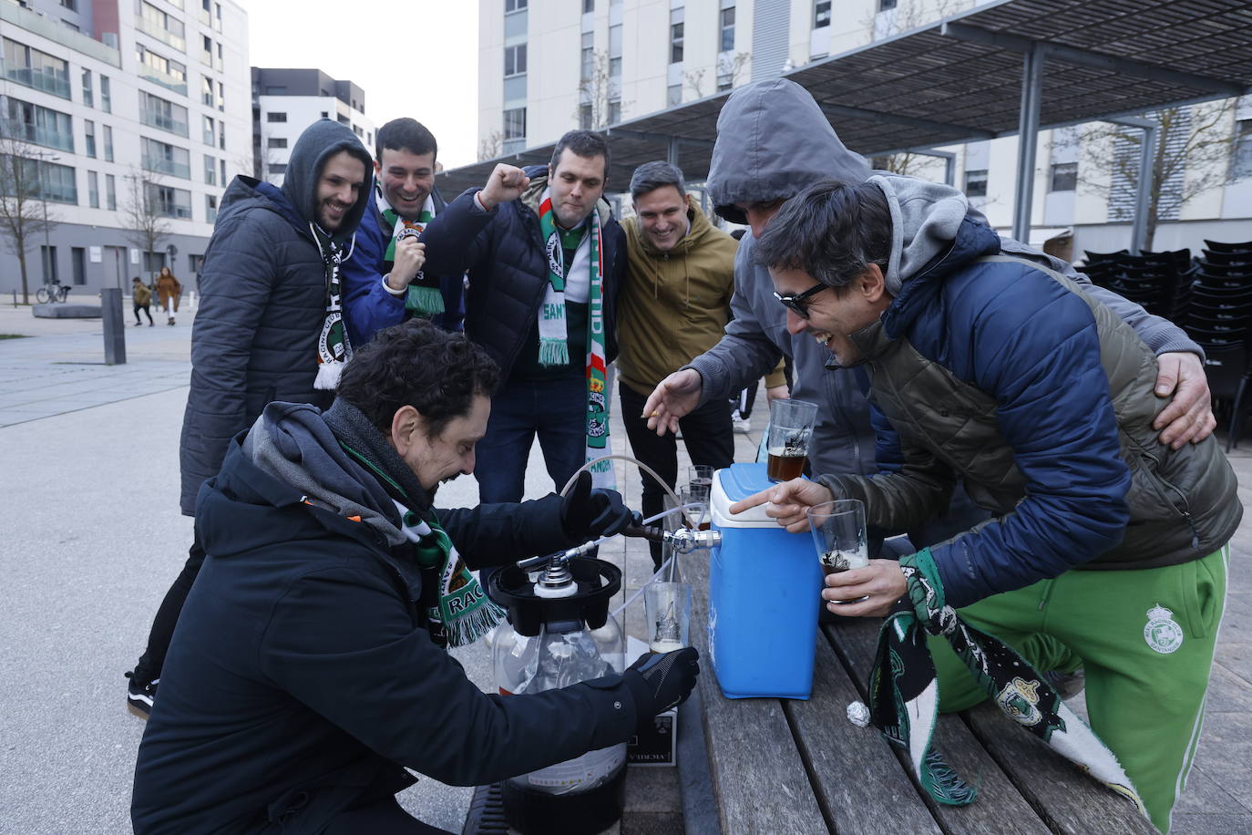 Fotos: La afición del Racing calienta en Vitoria para el partido de las 21.00