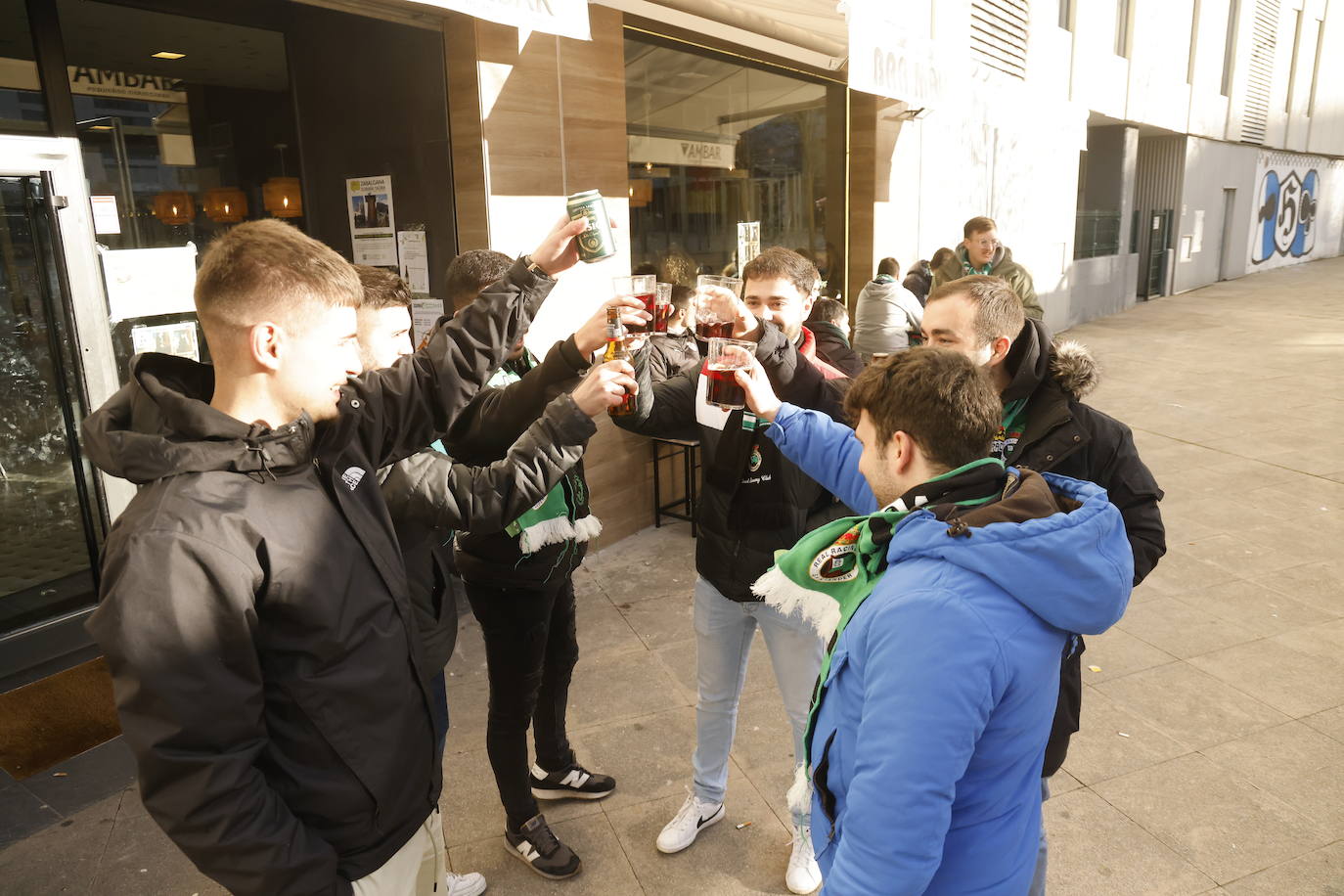 Fotos: La afición del Racing calienta en Vitoria para el partido de las 21.00