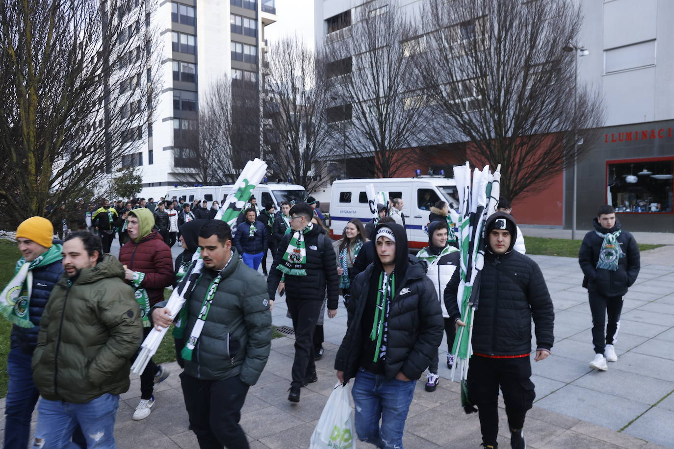 Fotos: La afición del Racing calienta en Vitoria para el partido de las 21.00