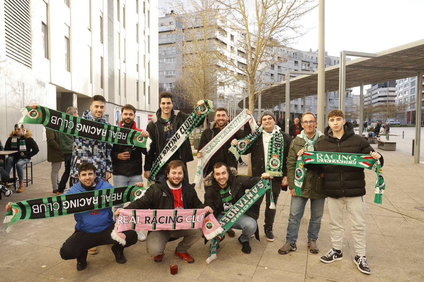 Fotos: La afición del Racing calienta en Vitoria para el partido de las 21.00