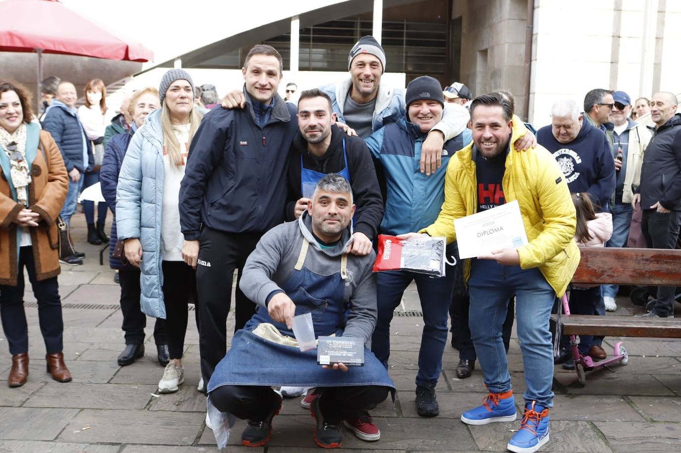 Los concursos de ollas y marmitas marineras y el de arrastre de ganado han abierto el programa festivo