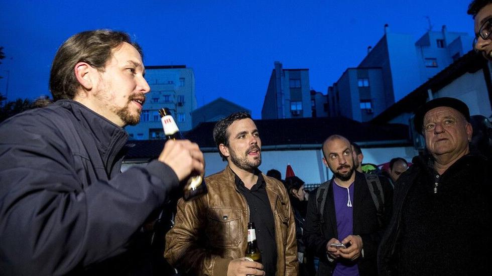 Pablo Iglesias y Alberto Garzón comparten dos botellines de cerveza tras firmar el acuerdo entre Podemos e IU.